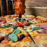 Pizza mit Schinken und frischem Basilikum - A Bastella, Lucciana