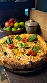 Pizza mit Tomaten und frischem Basilikum - A Bastella, Lucciana