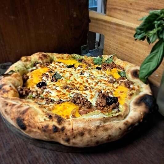 Handwerkliche Bolognese-Pizza - A Bastella, Lucciana
