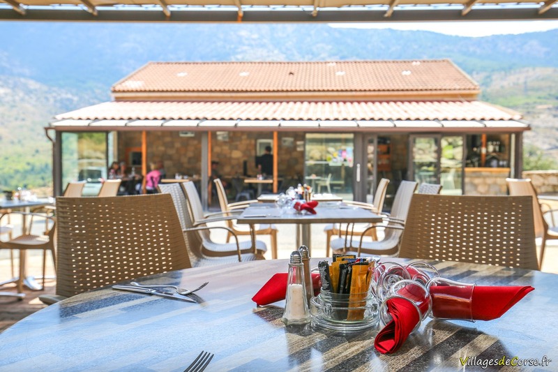 Gastraum des Restaurants A Casa Niulinca - Gemütliche Atmosphäre in Calacuccia