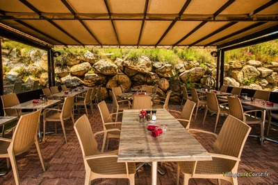 Überdachte Terrasse des Restaurants A Casa Niulinca - Calacuccia, Niolu, Korsika