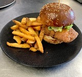Breaded chicken burger, fresh goat cheese, Thai sauce, passion fruit, and caramelized red onions - Restaurant I Fratelli in Rapale.