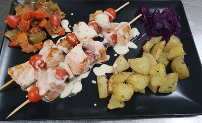 Salmon skewers with dill sauce - Restaurant I Fratelli in Rapale.