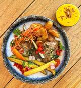 Piatto di frutti di mare filetto di tonno rosso orata gambas espuma pesce carota