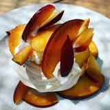 Dessert pavlova alle pesche
