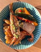 Triglia, tonno, gamberi e frutti di mare