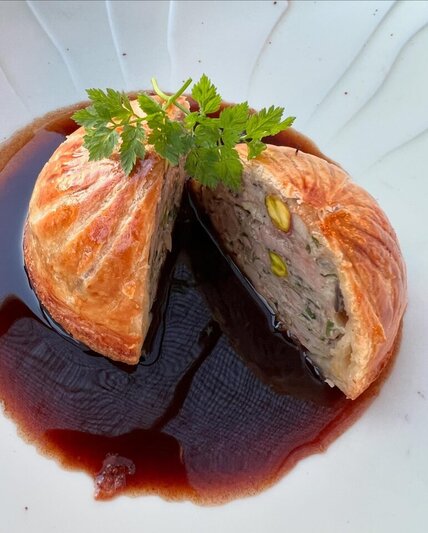 Pithivier di vitello con frutti rossi e salsa di pistacchi - Ristorante U Palmentu - Centuri, Corsica