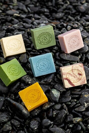 Assortiment de savons artisanaux naturels fabriqués en Corse