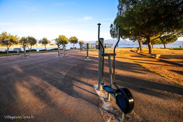 Aire de jeux : Equipement sportif place Miot, Ajaccio - Corse