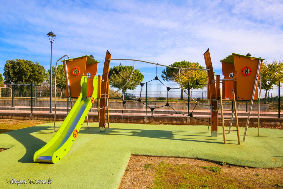 Jeu extérieur le corse, Structure de jeux pour enfants dès 1 an