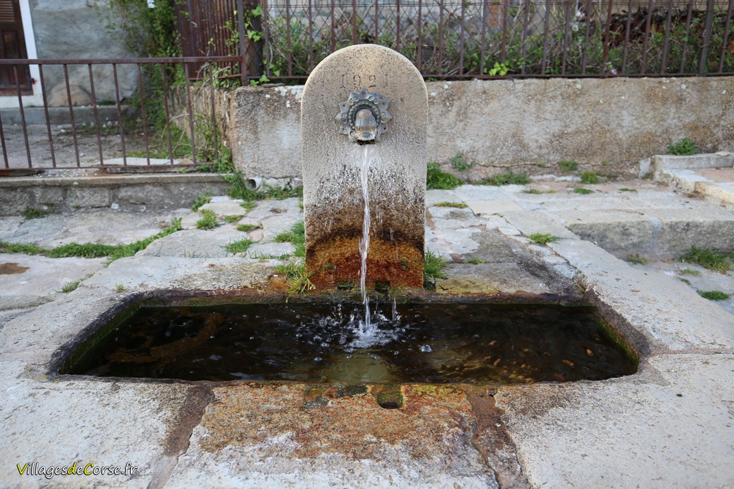 Fontaine de l'église - Serra di Scopamène