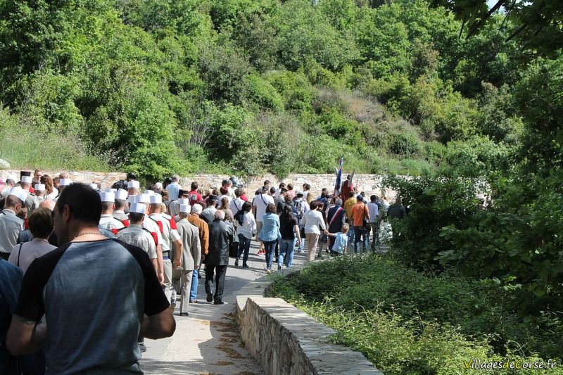 Procession vers l'église de Saint Michel à Murato, le 08/05/2015
