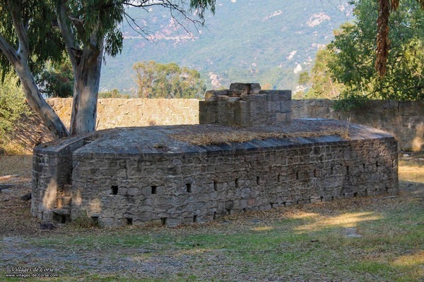 Bâtiment - Sous-marin (ancienne fosse) - Coti Chiavari