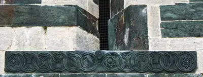 Sculpture symbolique - Douze cercles d'éternité, église Saint-Michel de Murato